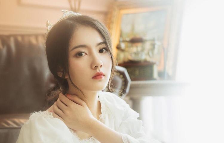 妈妈观察儿子的行为